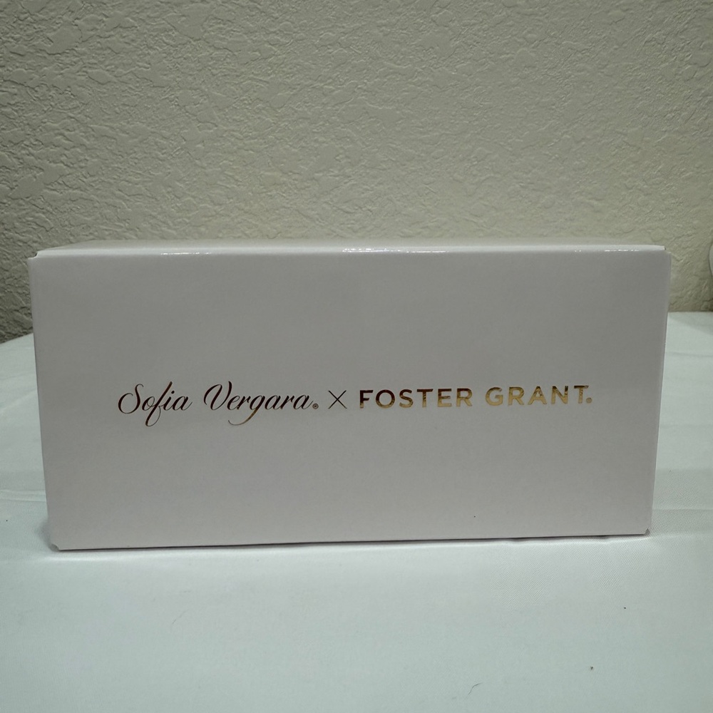 Foster Grant readers 1.75  by Sofia Vergara w/ Leopard Case in origional box.